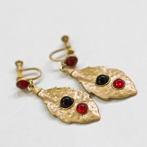 Vintage Jewelry - Unique 80's Vintage Black/Red Stone Hammered Clip On Earrings